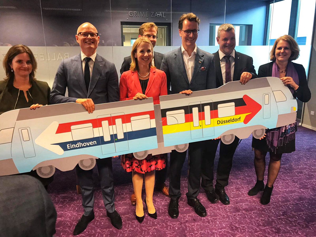 Grenzeloos reizen! Ondertekening voor een rechtstreekse treinverbinding Eindhoven-Venlo-Düsseldorf <a href="/EurekaRail/">EurekaRail 🚅🇾🇪🇩🇪🇧🇪🇪🇺</a> met dank aan <a href="/SvVeldhoven/">Stientje v Veldhoven</a> <a href="/HendrikWuest/">Hendrik Wüst</a> <a href="/cavandermaat/">Christophe van der Maat</a>