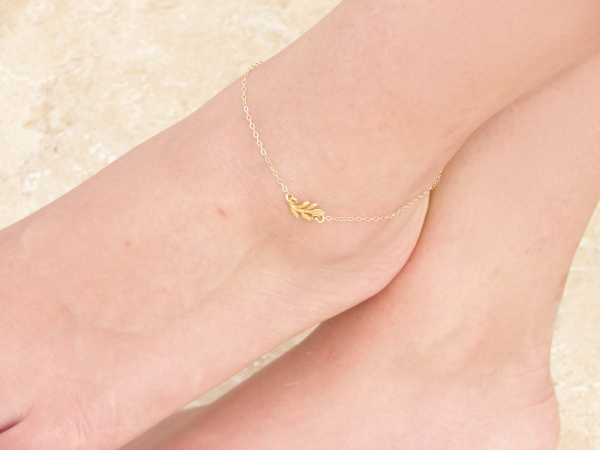 JewelryByMikako's tweet photo. Gold Leaf Anklet ~ Dainty Gold Anklet ~ 14K Gold Filled ~ Vermeil Leaf Jewelry ~ Nature Inspired ~ Bridesmaid Gift ~ Gift for Her https://t.co/pXrwCUOwoO #Jewelry #FreeShipping #DaintyJewelry #BirthdayGift #GiftIdea #Etsy #HandmadeRings #LeafAnklet https://t.co/F846EDkibg