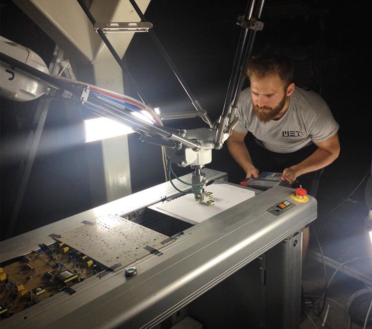 met_automation's tweet image. Görüntü işleme yardımıyla, serinin en hızlısı olan delta robot ile yüksek hassasiyette konumla yaptığımız projemiz  #tbt #met_automation #fanuc #smartstrongyellow #teknoparkizmir #engineeringlife