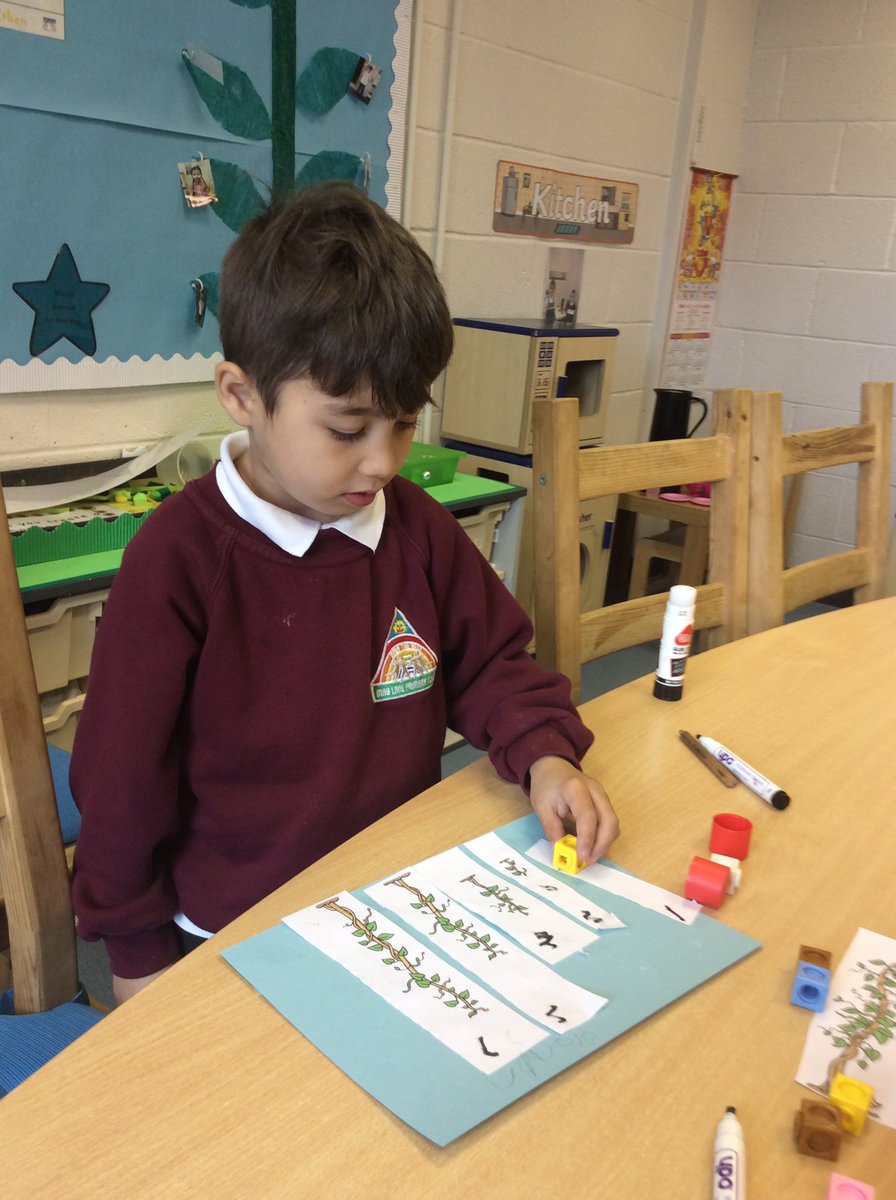 SunflowersMLP's tweet photo. @MissFlynnMLP We ordered the beanstalks correctly then used cubes to measure how tall each one was. We then counted the cubes and wrote the numbers down @MabLanePri 
#Numeracy 
#OnlyTheBest https://t.co/D7pKEatJ4l