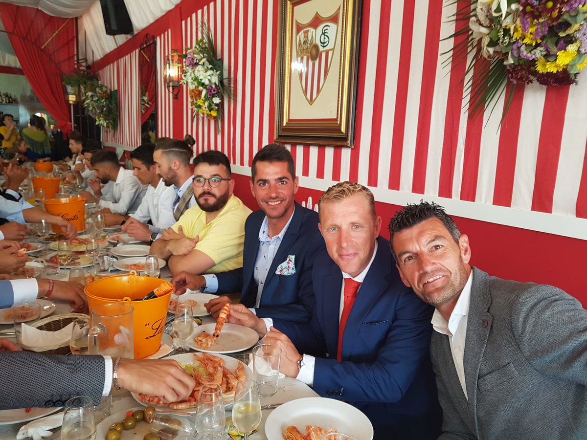 ¡Objetivo cumplido y deberes hechos! ¡Los chicos del filial disfrutan del tradicional almuerzo en el Real de la Feria en la <a href="/PSevillistaM/">Peña Sevillista Macarena</a>!