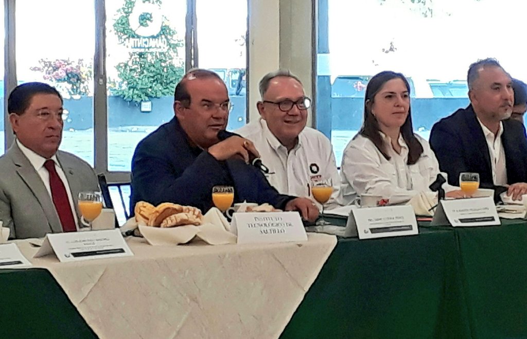 SEC_Coahuila's tweet photo. Impulsando la competitividad de las empresas e instituciones educativas mediante la capacitación y certificación, el Secretario @guerrajaime y la Secretaria Técnica @LMaedas presentan el programa #TripleC en la quinta sesión mensual de negocios para socios @CANACINTRA_Salt. https://t.co/6OuHs0S6f0