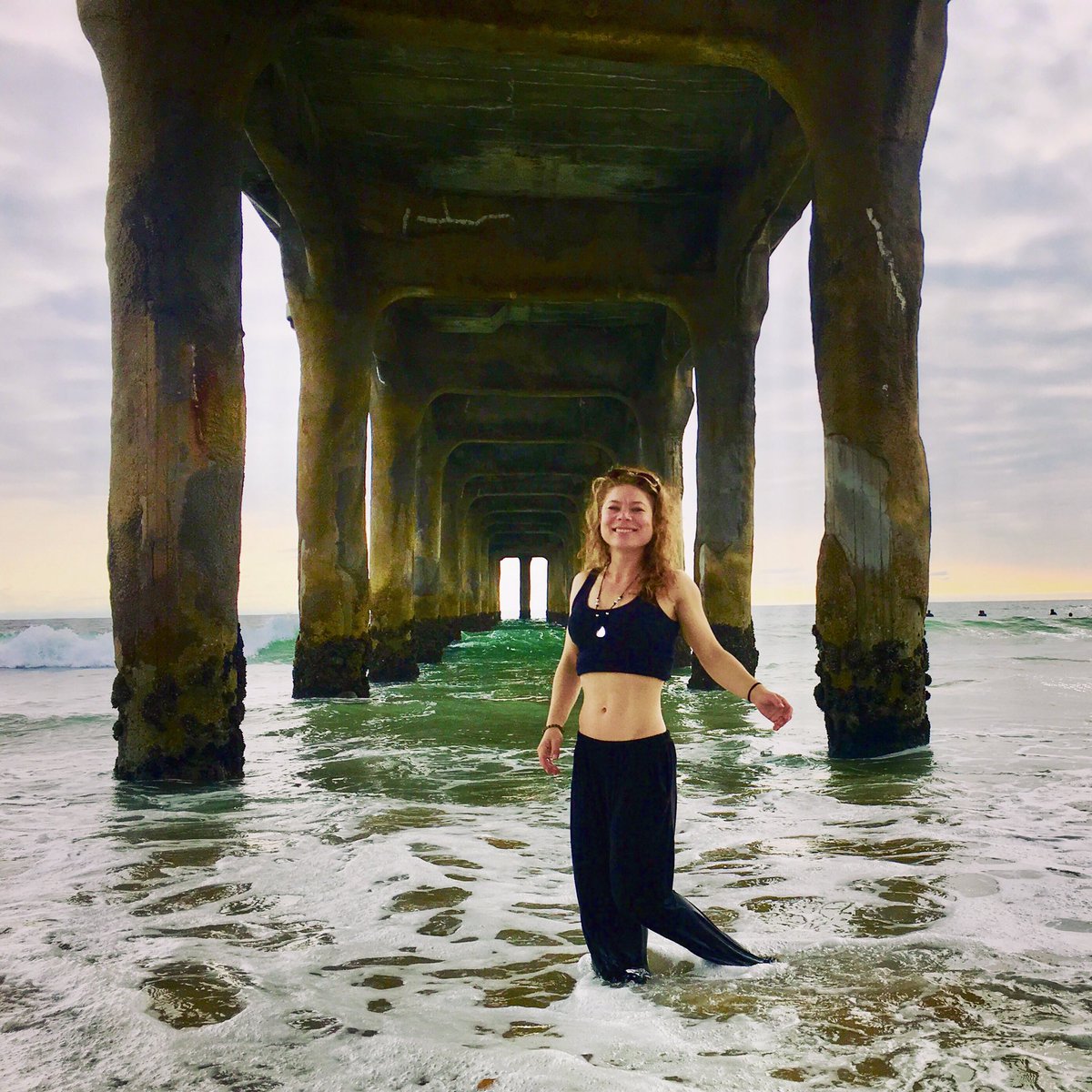 KattBalsan's tweet photo. Doesn’t feel like May in Cali.. not complaining! #reasonabletemperature #manhattanbeach #pier #kattbalsan #kattbalsanactor #kattbalsanfrenchactress #actress #swissinamerica #frenchinamerica #actors https://t.co/RubKnvd336