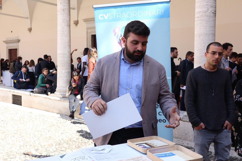 jobmeeting's tweet photo. 🏆Al #JobMeetingROMA è appena stato proclamato il vincitore di CV STRAORDINARI. Giordano Galli con il suo curriculum anatomico ha stupito davvero tutti e si è portato a casa un buono Amazon da 200 euro! Complimenti https://t.co/jRVlQNyeXL