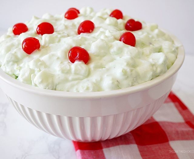 How sweet is this Watergate salad for Mother’s Day weekend?! We’ve got this super easy recipe up on #craftingchicks today!
.
#linkinbio #salad #dessertsalad #watergatesalad #dessert #springrecipe #summerecipe @jello #jello bit.ly/2vM5Co1