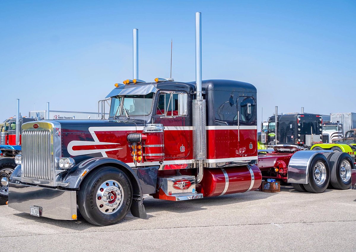 JacksChrome's tweet photo. Holy smokes 🔥 That’s a mighty fine lookin’ #Peterbilt 😍 Another rig from Iowa! 👌🏼 @PeterbiltMotors https://t.co/R7LgN1sLIH