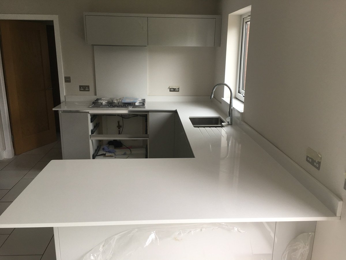 BeautyofMarble's tweet photo. We fit this gorgeous Santamargherita quartz worktop in Irvine. Brand new kitchen installed with a worktop to do it justice. 😍 Another Signature Seamless Finish.
#quartzworktop #santamargherita #whiteworktop #quartz #kitchen #kitchenworktop #Irvine #Scotland #seamlessfinish https://t.co/vZK77Xo7MV