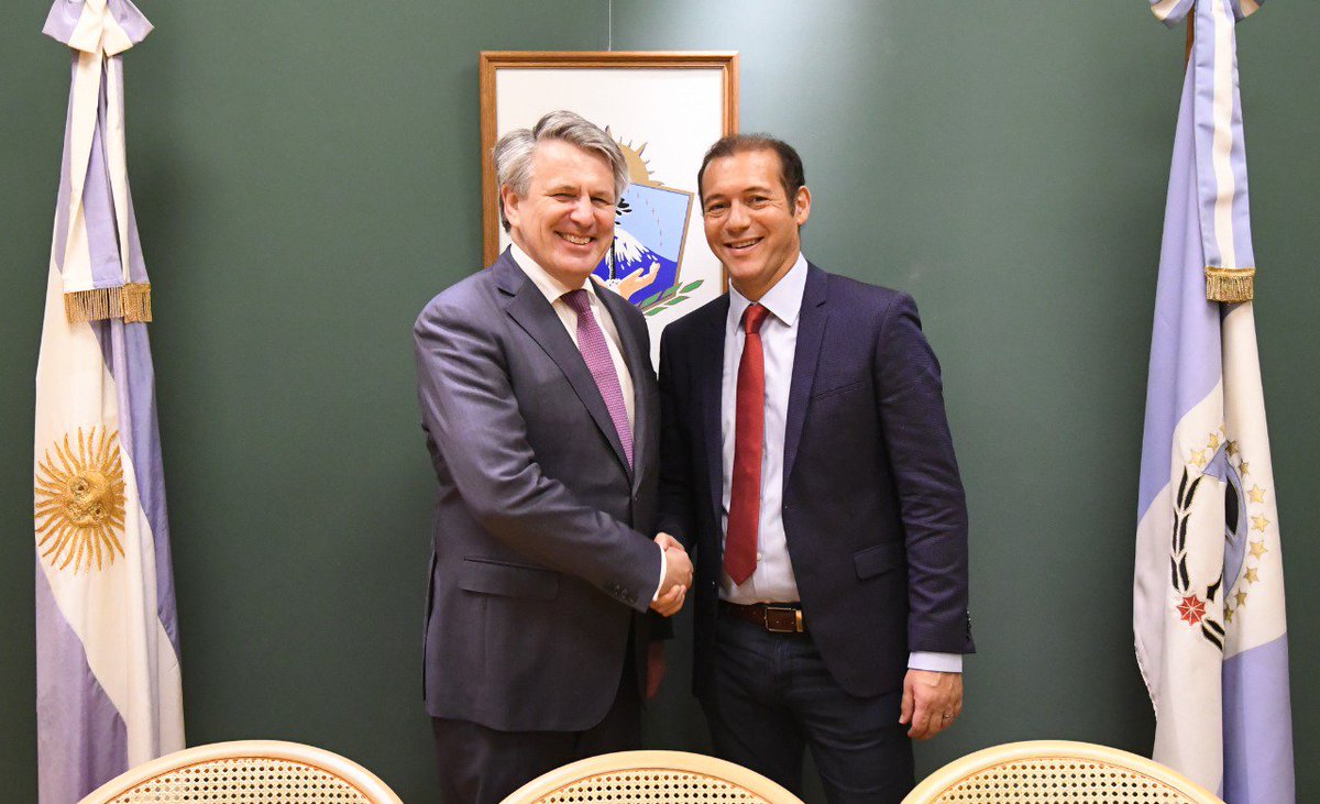 OmarGutierrezOk's tweet photo. En Buenos Aires, empezando una reunión de trabajo con Ben Van Beurden, actual CEO mundial de la petrolera Shell, avanzando en nuevos desafíos para el desarrollo masivo de tres áreas en el motor energético de la Argentina. #VacaMuerta https://t.co/rj7ufasMYd