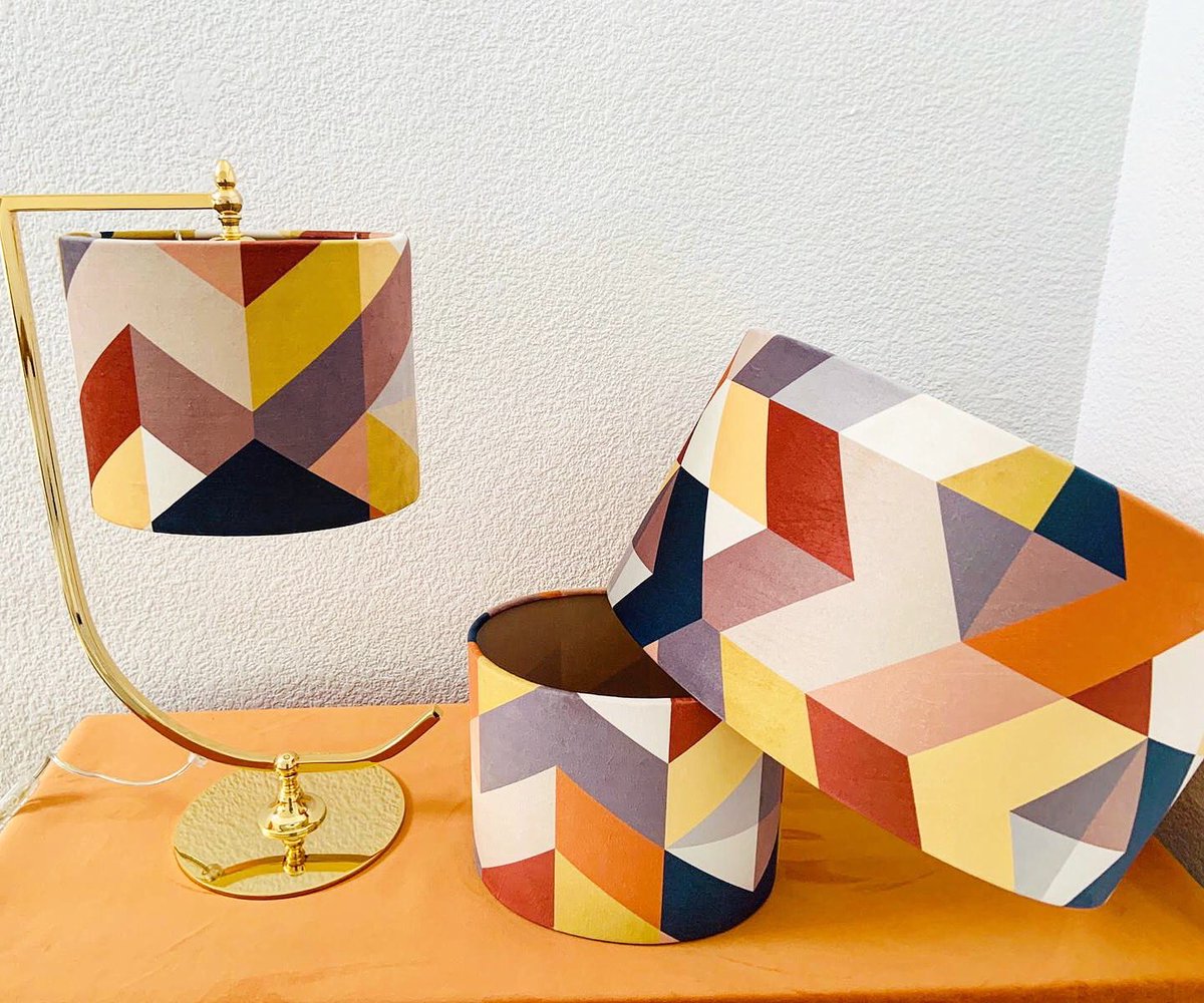 COMBINACIÓN ORO + TERCIOPELO 😊😊😊 ¿os gusta? 🥰🥰🥰 vidaviluminacion.es #lamparas #pantallasamedida #pantallasparalamparas #lamparasdediseño #lamps #design #designlamp #innovation #diseño #personalizacion #customlighting #lighting #telas #papelpintado #pantallaparalampara