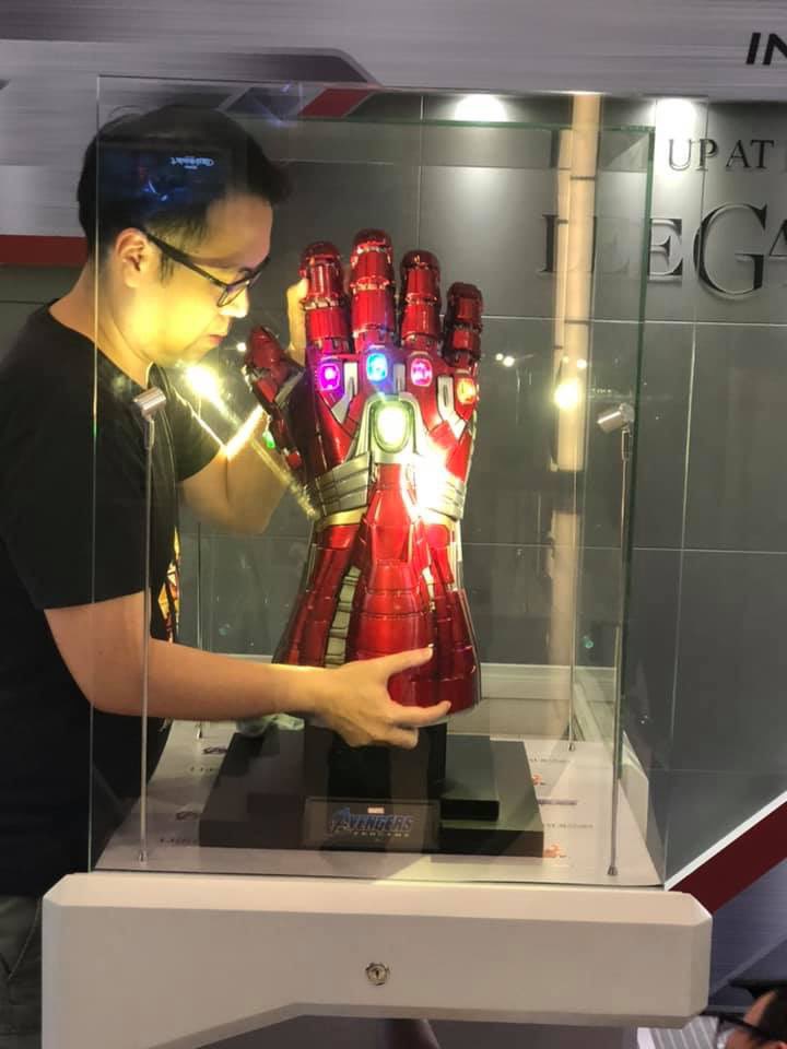 hot toys stark gauntlet