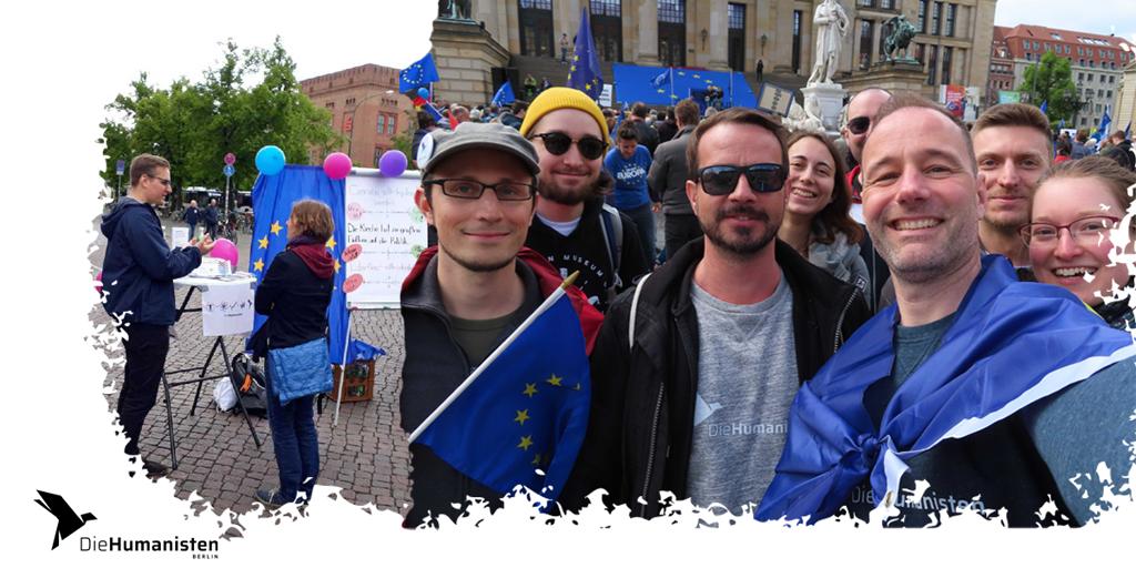PdH_BE's tweet photo. Zur Feier des #Europatag ein Bild von #PulseofEurope in Berlin und Brandenburg. Diese Woche werden wir in Berlin mit Flipchart vor Ort sein.
Interessiert? Komm vorbei und/oder lies dir unser Wahlprogramm durch: https://t.co/Y6D2UEAui6
#DieHumanisten #Europawahl #VisionBRE https://t.co/SkuhjUUrOF