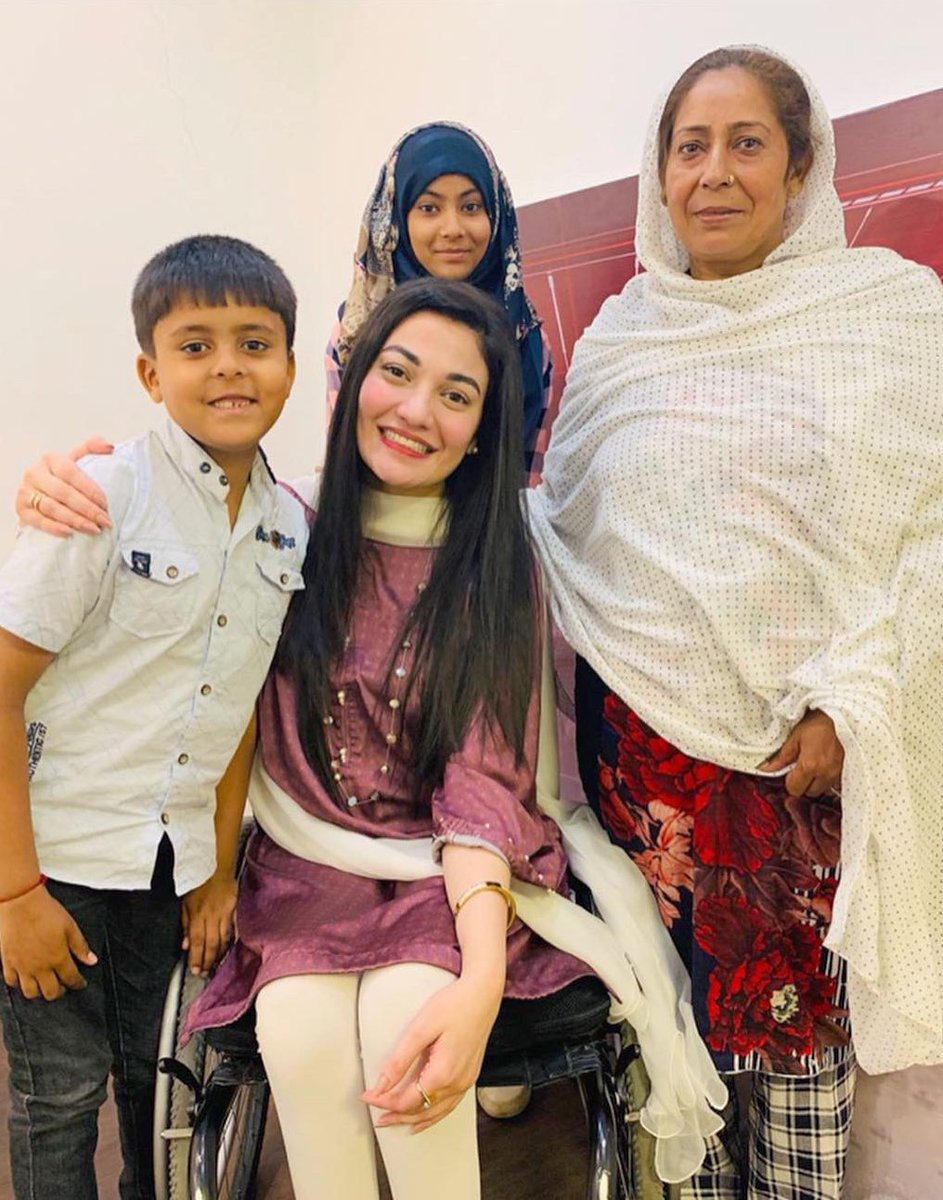 muniba_mazari tweet picture