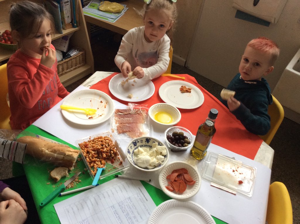 KearsleyStJohns's tweet photo. What a busy afternoon in caterpillar class- we made some healthy pizzas and tried new foods-Ask us which Italian foods were our favourite!🍕 https://t.co/9uXOi9WyZq