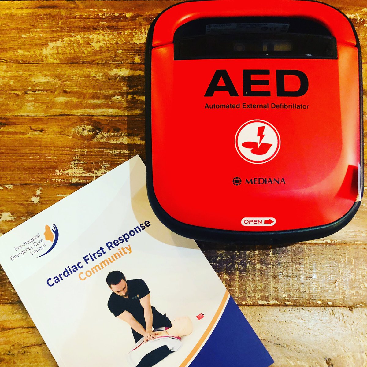 TheTempleBarPub's tweet image. 8 members of our team got their certification in using a defibrillator today which is now available on site for the safety of our staff, customers, visitors &amp;amp; businesses in the area. Please feel free to call us if needed. @TempleBarCo @DubCityCouncil @gardainfo @CivilDefenceIRL