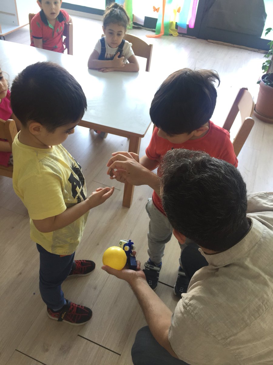 Tuğba Tırak (@tubatrak1) on Twitter photo KG2B öğrencilerimizden Elif ve Zeynep’in babası bugün konuğumuzdu mesleki bilgilerini bizler ile paylaştı Kaptan olan velimiz “Gemiler Nasıl Yüzer”ve suyun kaldırma kuvvetini deney ile çocuklarımıza aktardı👨🏻✈️ @ugurokulumersin <a href="/Zeynep__Guvenc/">Zeynep GÜVENÇ</a> <a href="/nilcicek/">Nil Çiçek</a> <a href="/TYorulmazlar/">Tuğçe Lale Yorulmazlar, MA</a> KG2B öğrencilerimizden Elif ve Zeynep’in babası bugün konuğumuzdu mesleki bilgilerini bizler ile paylaştı Kaptan olan velimiz “Gemiler Nasıl Yüzer”ve suyun kaldırma kuvvetini deney ile çocuklarımıza aktardı👨🏻✈️ @ugurokulumersin <a href="/Zeynep__Guvenc/">Zeynep GÜVENÇ</a> <a href="/nilcicek/">Nil Çiçek</a> <a href="/TYorulmazlar/">Tuğçe Lale Yorulmazlar, MA</a>