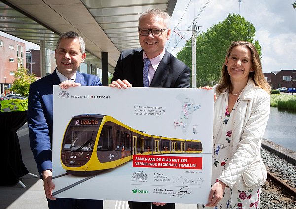 Vernieuwing van tram #IJsselstein-#Nieuwegein-#Utrecht: o.a. moderne trams, verlaagde haltes, in 2020 koppeling aan @uithoflijn. Gedep. @DennisStraat en directeur <a href="/jetdeb/">Jet</a> van @BAMInfra_nl tekenen daarvoor contract op eindhalte #sneltram met weth. <a href="/bekker_peter/">Peter bekker</a> <a href="/gem_ijsselstein/">Gemeente IJsselstein</a>