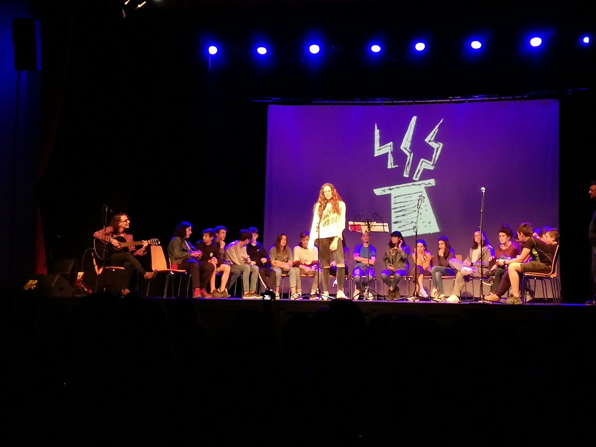 29febrer's tweet photo. L'acte central ha anat genial!
Els de primària, ho han fet de primera!
Els d'instituts, superant vergonyes. I després els mestres. De deu!

@Gisperta @IturriHotzak https://t.co/yZvfSniyqL