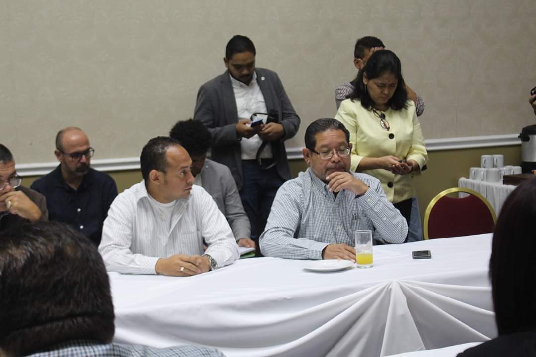 SSCentroFMLN's tweet photo. #EnDesarrollo Esta mañana el señor Alcalde Lic. Simón Paz participa en sesión extraordinaria del #COAMSS para coordinar trabajo y proyectos de los distintos municipios.

Juntos seguimos #HaciendoUnaCiudadMejor 👉🏻🤝🏻👌🏻✌🏻 https://t.co/z8aFhepFOg