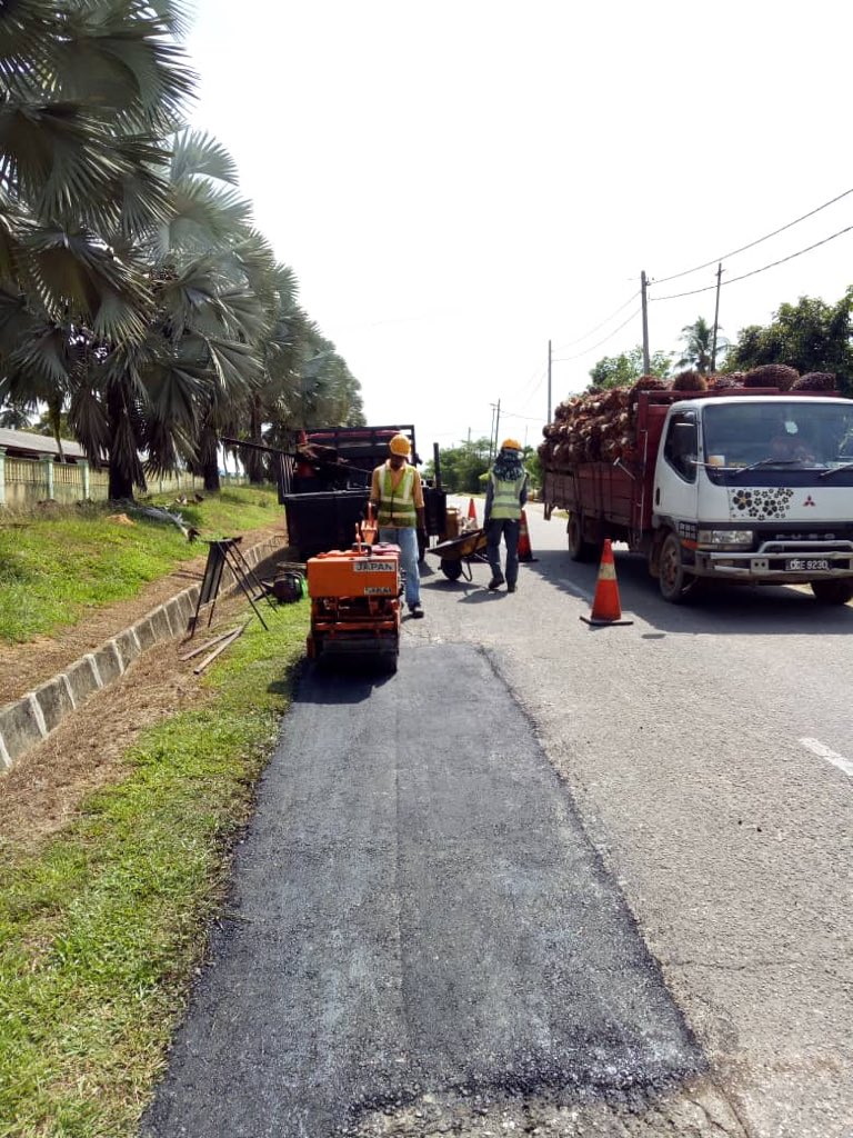 RC_temerloh's tweet photo. #R01 Kerja tampalan kekal #pothole di #ft1518 #sec13 #bera #teamroadcare @Roadcare_Phg @baru_bian @HjAnuarTahir @CSFJ_JKR @MOWorks @JKRMalaysia @Roadcare_Phg @JKRPAHANG @JeDi_Bera @BeraJkr @Roadcare_Msia @kpkrjkr https://t.co/w5oYHSHN9w