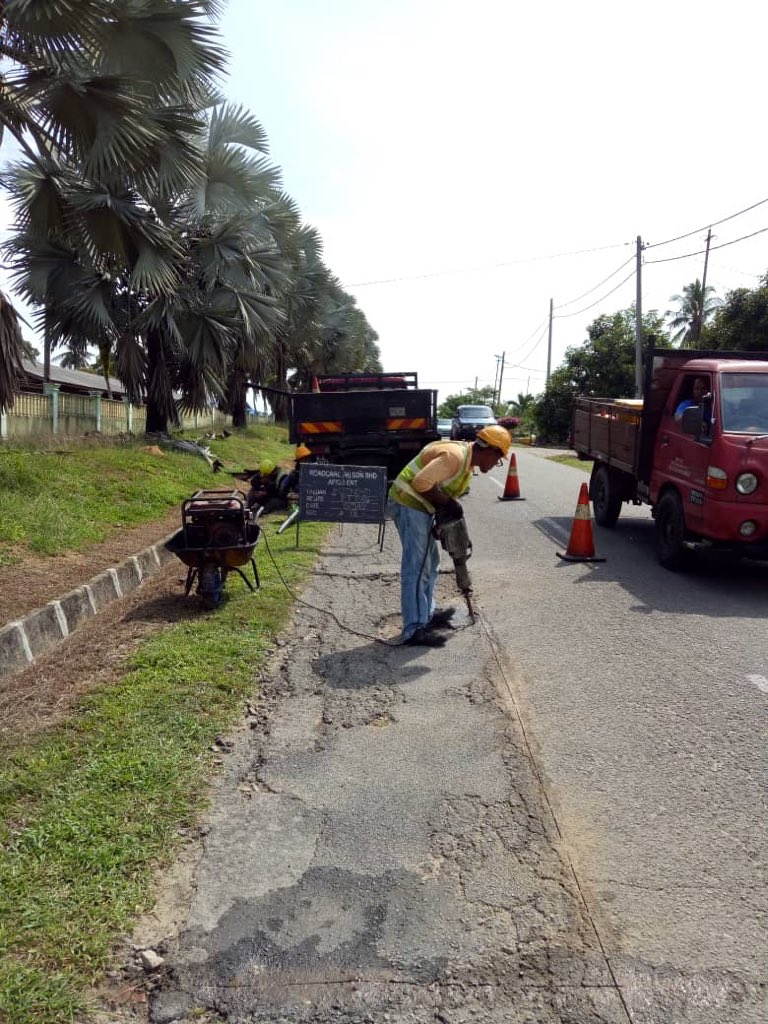 RC_temerloh's tweet photo. #R01 Kerja tampalan kekal #pothole di #ft1518 #sec13 #bera #teamroadcare @Roadcare_Phg @baru_bian @HjAnuarTahir @CSFJ_JKR @MOWorks @JKRMalaysia @Roadcare_Phg @JKRPAHANG @JeDi_Bera @BeraJkr @Roadcare_Msia @kpkrjkr https://t.co/w5oYHSHN9w