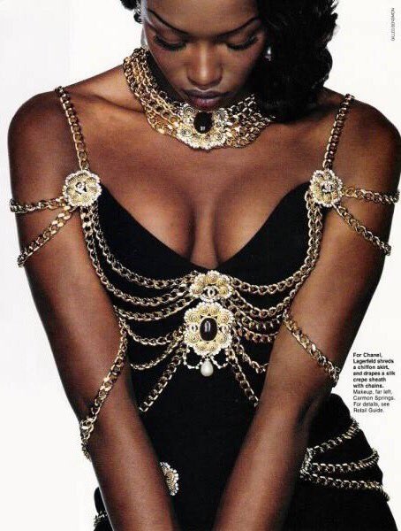 𝕣𝕠𝕤𝕒 ♡ 𝕡𝕒𝕤𝕥𝕖𝕝 ૮꒰ ˶• ༝ •˶꒱ა ♡ on X: Naomi Campbell in the Chanel  Silk-Crepe Chain Dress wa