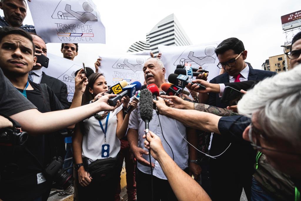 jguaido's tweet image. Hoy #9May nuestro sector transporte protesta y se suma a los paros escalonados que convocamos de cara a la Huelga Cívica Nacional. Se sigue manifestando el descontento, crece la esperanza y avanzamos en la organización para lograr el fin de la usurpación y la dictadura.