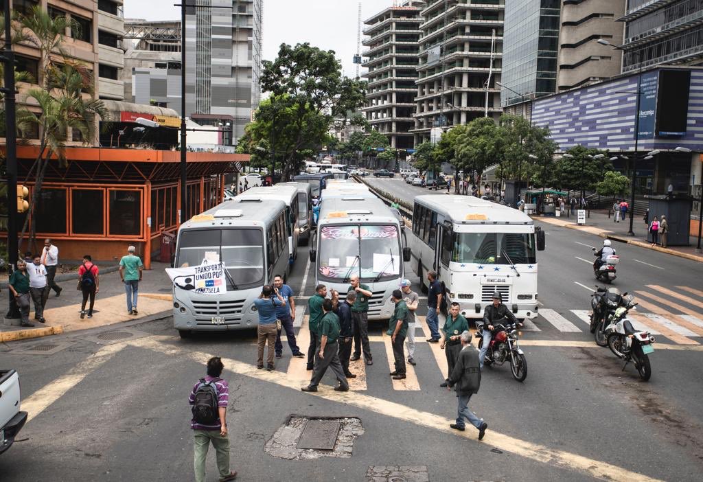jguaido's tweet image. Hoy #9May nuestro sector transporte protesta y se suma a los paros escalonados que convocamos de cara a la Huelga Cívica Nacional. Se sigue manifestando el descontento, crece la esperanza y avanzamos en la organización para lograr el fin de la usurpación y la dictadura.