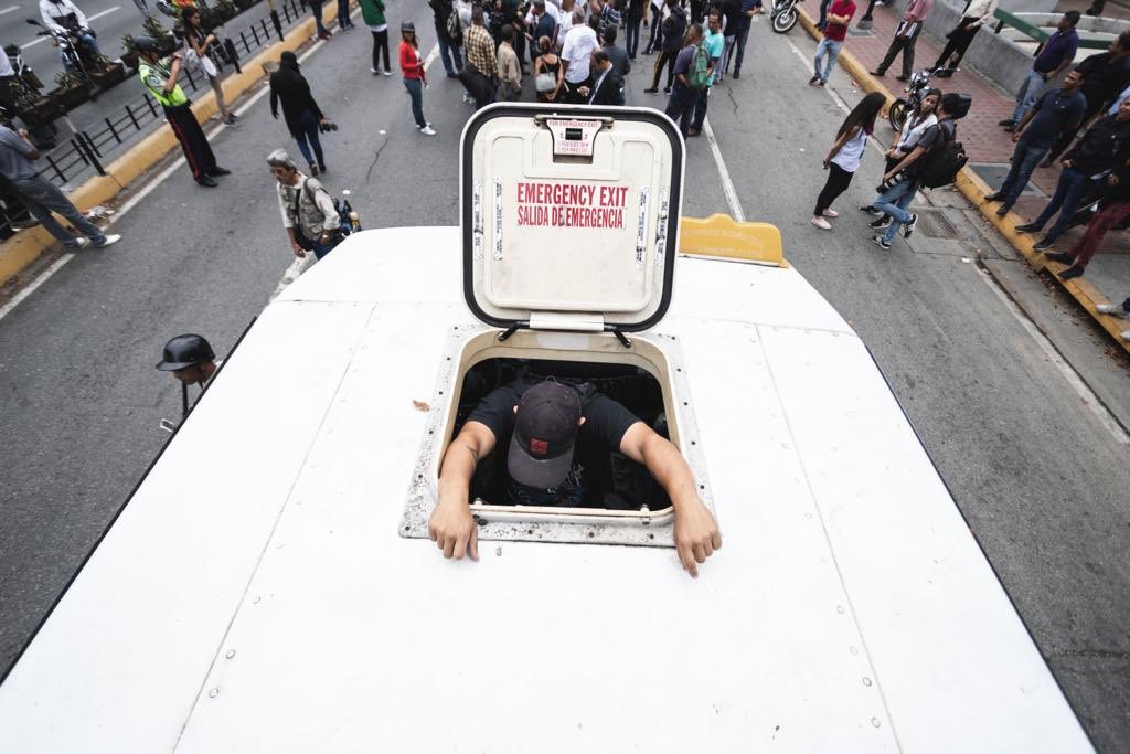 jguaido's tweet image. Hoy #9May nuestro sector transporte protesta y se suma a los paros escalonados que convocamos de cara a la Huelga Cívica Nacional. Se sigue manifestando el descontento, crece la esperanza y avanzamos en la organización para lograr el fin de la usurpación y la dictadura.