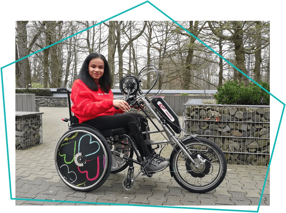 Endlich kann sich Syrina frei bewegen - dank eines E-Handbikes, dass wir ihr gemeinsam mit ihrer Krankenkasse finanzieren konnten.💚

Nun genießt die junge Frau ihre Freizeit unbeschwerter und wir sind froh, dass wir dazu beigetragen haben.😊🤝

📝 tonikroos-stiftung.de/blog/artikel/n…