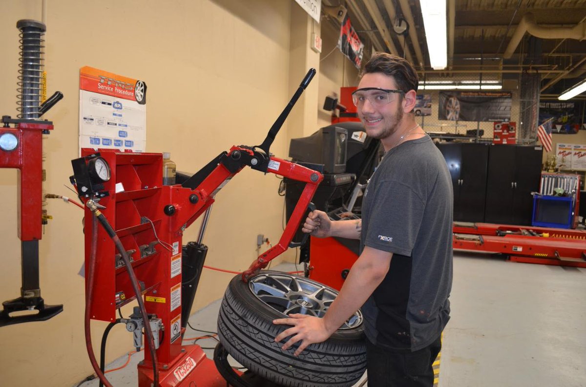 CTTechHS's tweet image. #CTECSpride right here! #CheneyTech Auto Tech student Victor Schmidt achieved 12 badges in @ASEtests by passing every test available. He&apos;s the first Cheney Tech student to accomplish this amazing feat. He&apos;ll start as an Auto Tech at Ray Seraphin Ford this May. #autotech #CTE