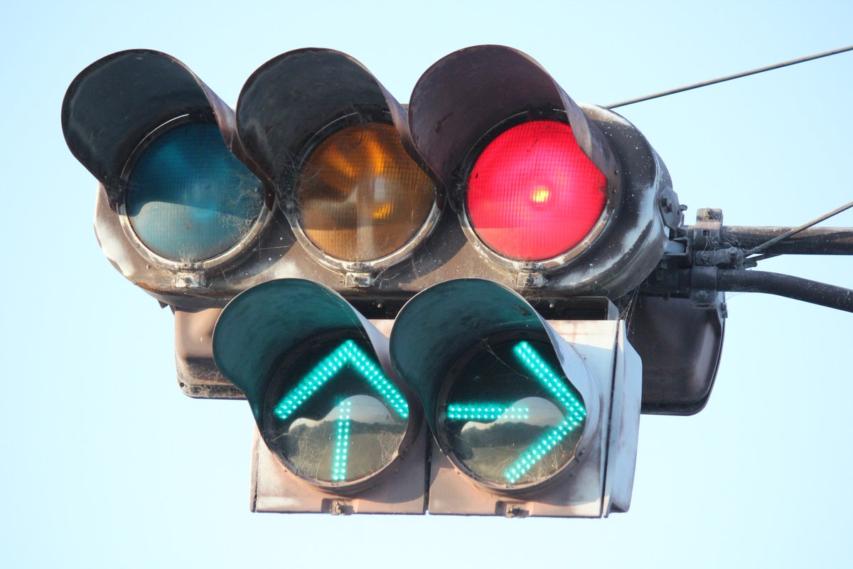 矢印式の時差式信号機の一例。 1枚目から近江八幡市、東近江市、蒲生郡