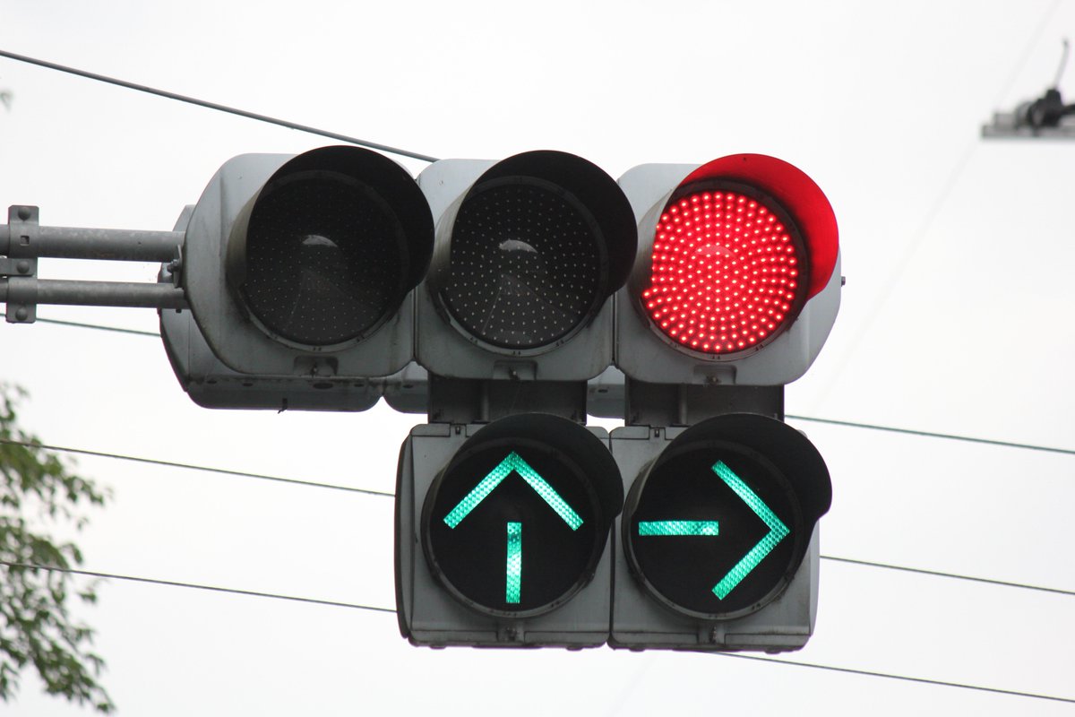 矢印式の時差式信号機の一例。 1枚目から近江八幡市、東近江市、蒲生郡