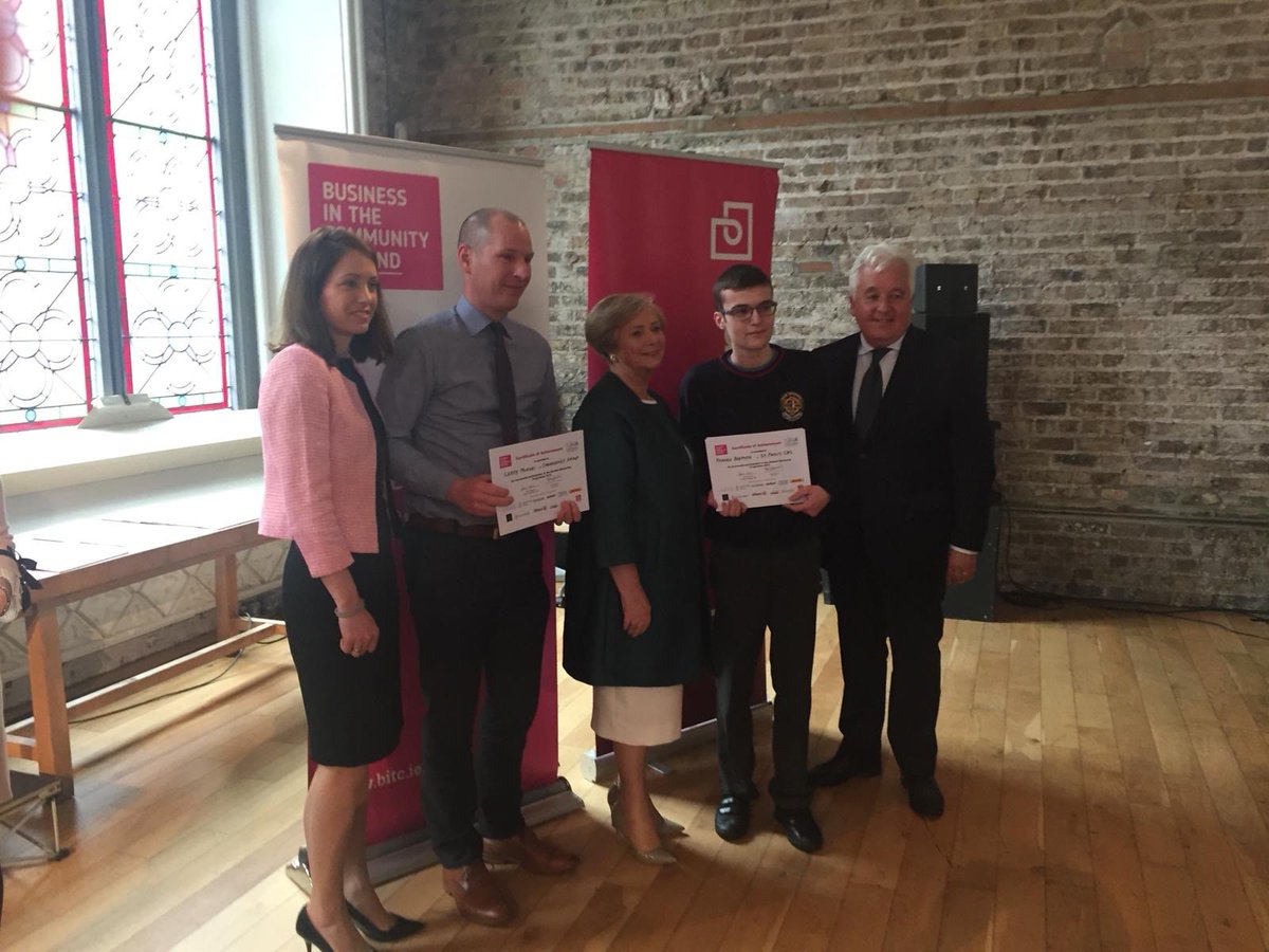 thebrunnerD7's tweet image. We’ll done to our ⁦@ERSTIRELAND⁩ students who were presented with their ⁦@CareerReadyUK⁩ ⁦@BITCIreland⁩ mentoring programme certificates by ⁦@FitzgeraldFrncs⁩ TD today. Thank you to all of the excellent mentors for giving their time to our students.