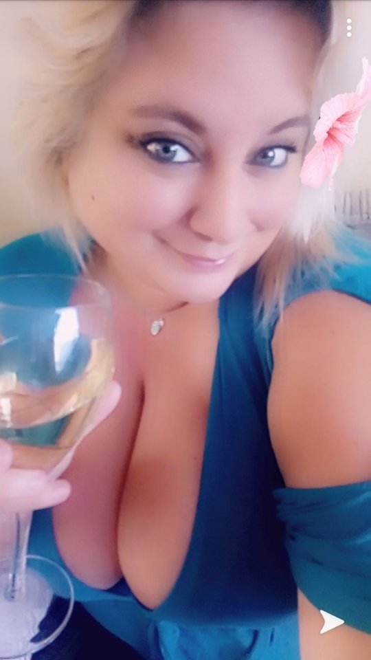 ShelyP21's tweet photo. Glass of wine before I start my lasagna cooking ๐๐ #chefshell https://t.co/XpDpL5o0Zr