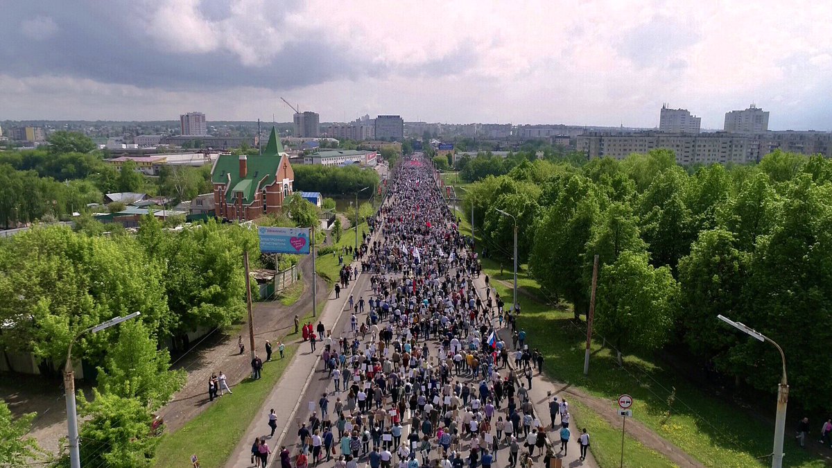 Бессмертный полк в Орле! С портретами родных — фронтовиков по улицам в торжественном строю прошли десятки тысяч людей! Шествие сопровождалось песнями военных лет. Люди подпевали, играли на музыкальных инструментах, запускали в небо воздушные шары.