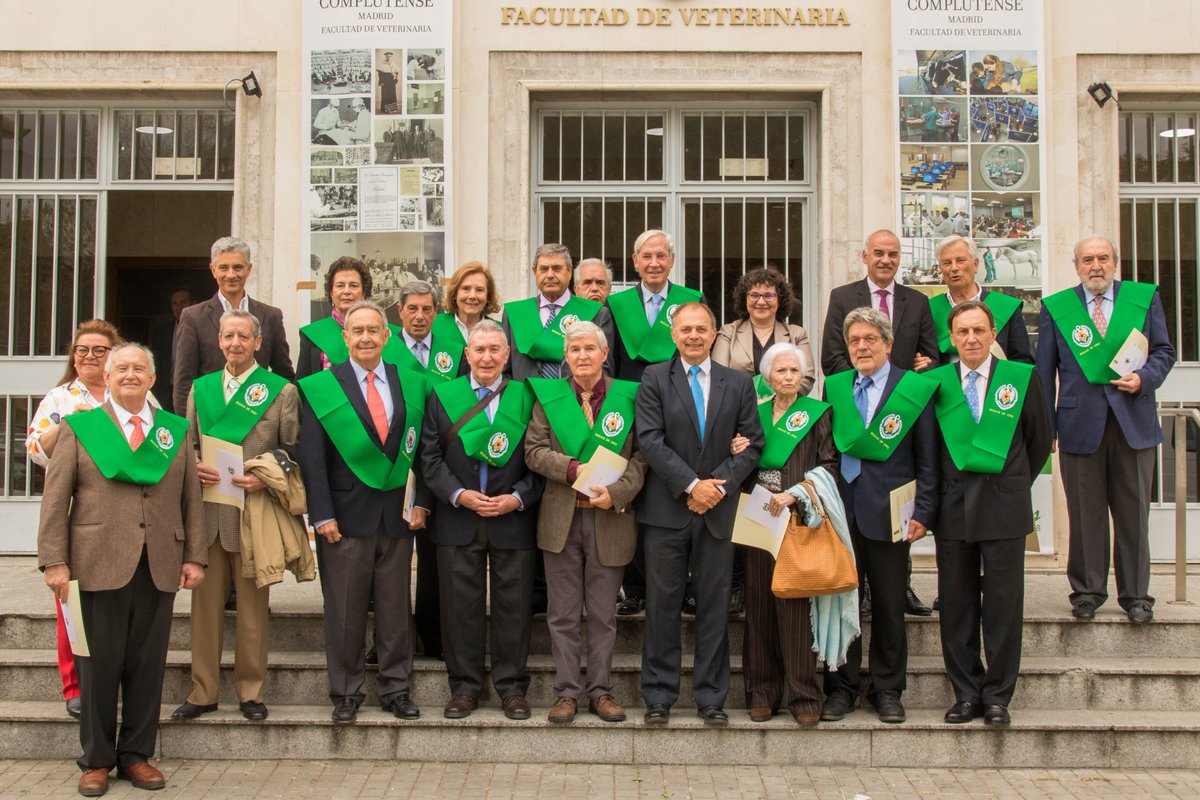 VeterinariaUCM's tweet photo. Acto de Conmemoración del L Aniversario de la XXIV promoción de Licenciados en Veterinaria (1963-1969). Un momento entrañable para @VeterinariaUCM pues celebramos vuestras BODAS DE ORO como Veterinarios!! @unicomplutense https://t.co/zShXK73yzc