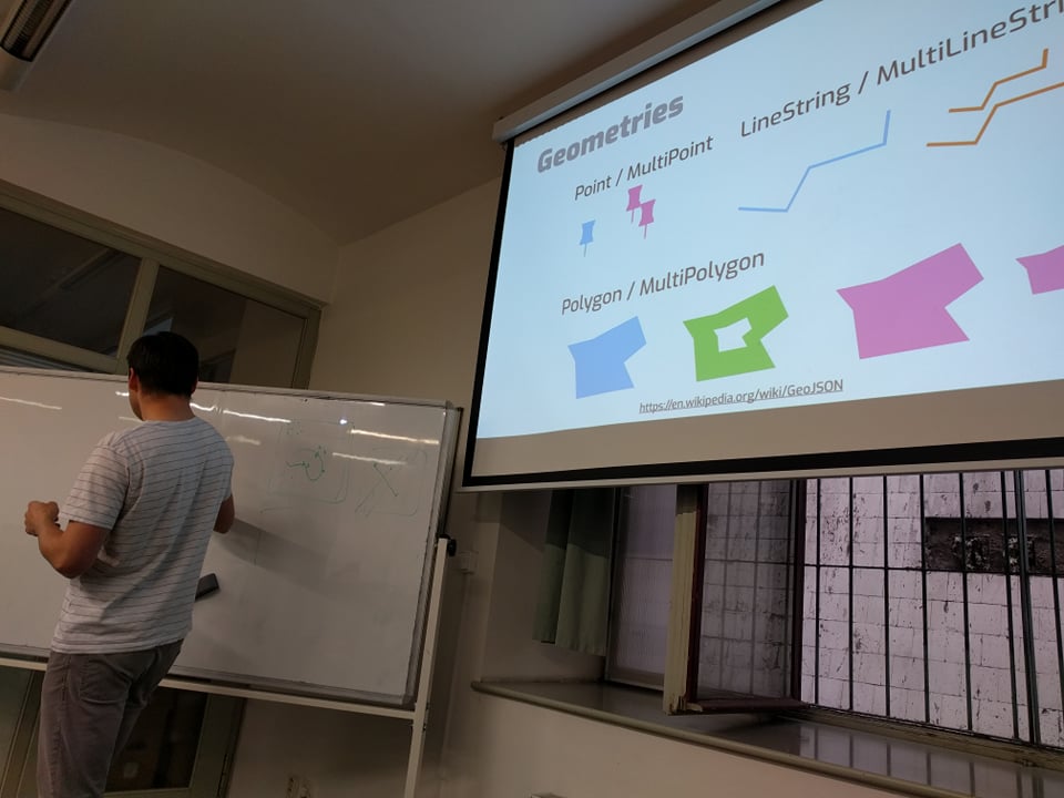 Benedikt_Kotmel's tweet image. Tentokrát prezentujeme o @Golemio_data, opendatech a zejména geodatech na kurzu Data processing in python na mé alma mater IES FSV UK. &amp;lt;3 Taky spolupracujeme na využití golemio opendat už pro celkem 6 bakalářských nebo magisterských prací...to už začíná být slušný #opendatareuse