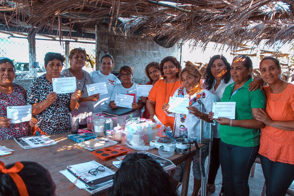 Mov_Gro's tweet photo. El pasado martes 7 de mayo, #MovimientoCiudadano 🦅 a través de Mujeres en movimiento Acapulco, llevó a cabo en la Comunidad de Lomas de Chapultepec, un taller para aprender a elaborar jabones artesanales. https://t.co/CUJVQfcQdE