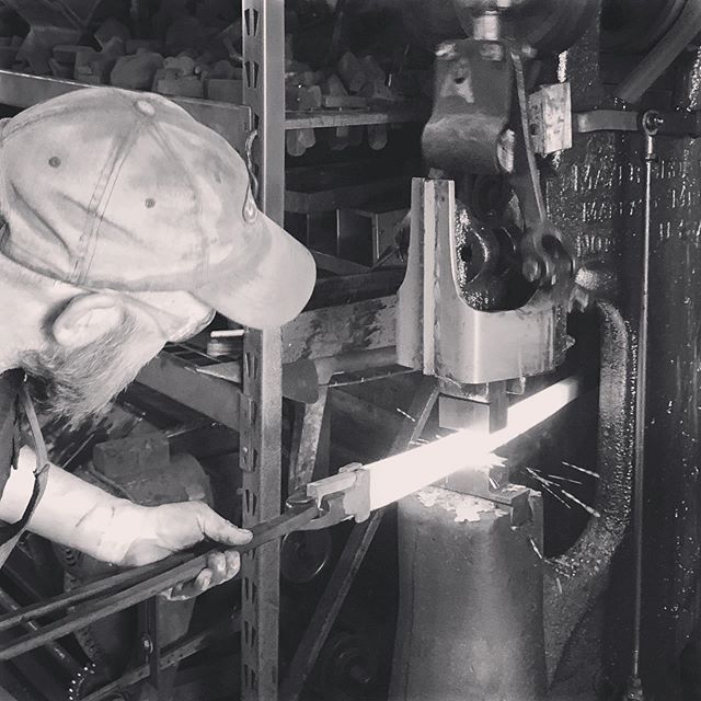 cloverdaleforge's tweet photo. Making that little 25lb hammer earn its way... forging the taper on some heavy stock for table legs.
#blacksmith #powerhammer #forged #customiron #madeincanada #hotiron #tongs #littlegiant 📸 @ruderock https://t.co/docpGeO3dw https://t.co/cHhUVIh1lG