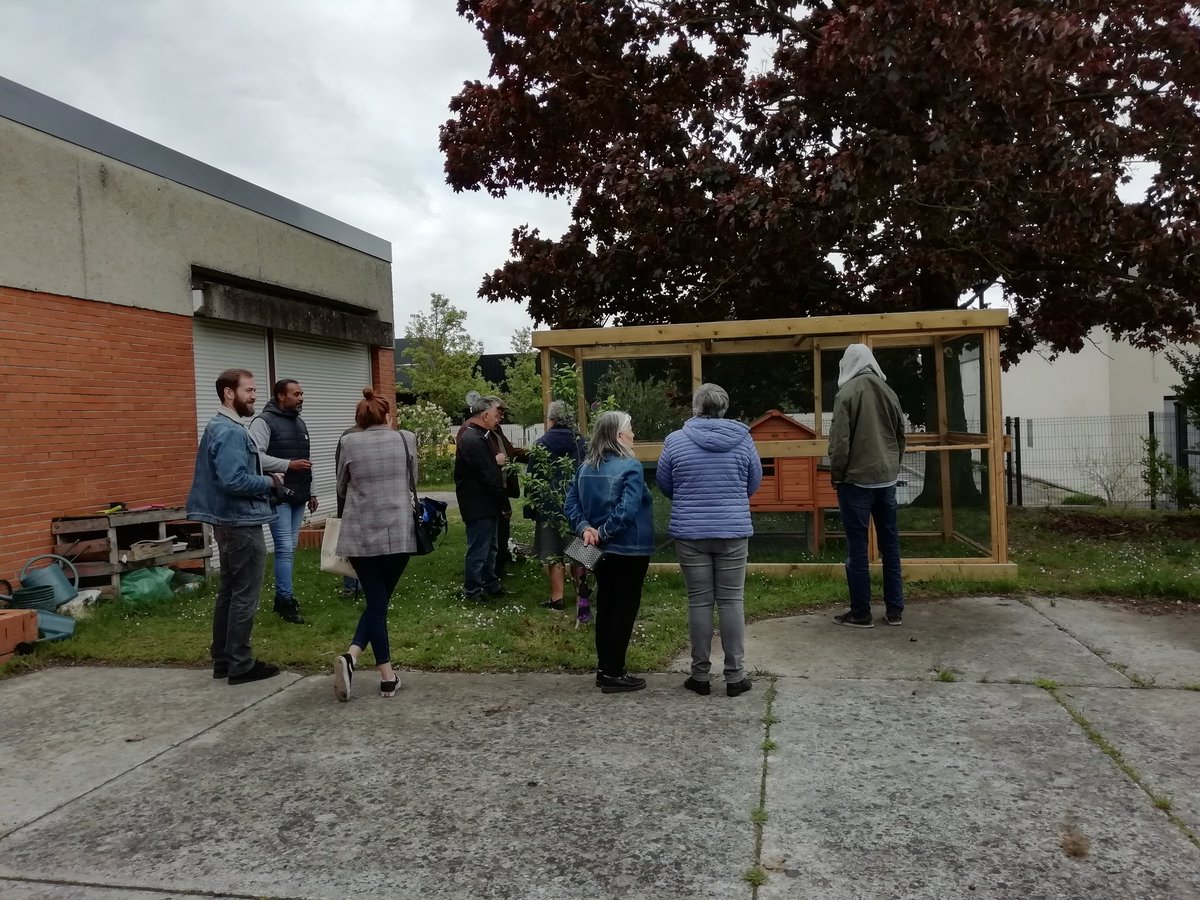 Reimshabitat's tweet photo. Les membres du #QCRInfos, journal du quartier Croix-Rouge Université élaboré par des habitants bénévoles, réalisent, aujourd’hui, l’interview d’Hamid, Coordinateur de la Maison De Quartier Croix-Rouge, sur l'actualité du potager partagé, mis en place depuis deux ans. https://t.co/leEkyeUlqV