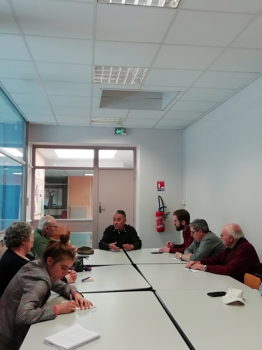 Reimshabitat's tweet photo. Les membres du #QCRInfos, journal du quartier Croix-Rouge Université élaboré par des habitants bénévoles, réalisent, aujourd’hui, l’interview d’Hamid, Coordinateur de la Maison De Quartier Croix-Rouge, sur l'actualité du potager partagé, mis en place depuis deux ans. https://t.co/leEkyeUlqV