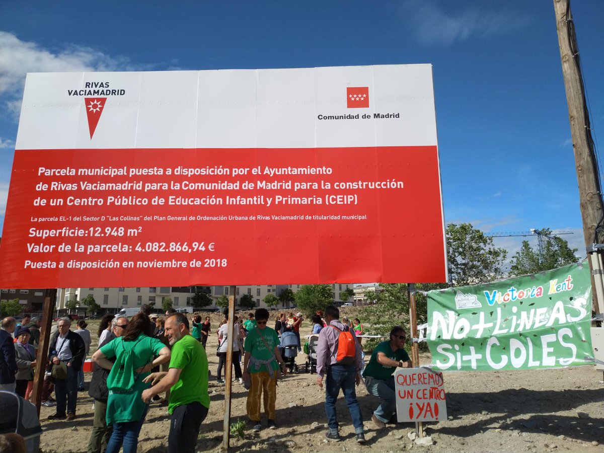 Ya en parcela donde construir colegio público nuevo de #Rivas con preparativos acto: megafonía, pancartas, taller de chapas reivindicativas... Alegría y determinación reclamando más #CentrosPúblicosYA #ColeYAInstiYA #NOalaConstrucciónPorFases y terminar #CEIPSOenRivasYA 
😀✌️💚