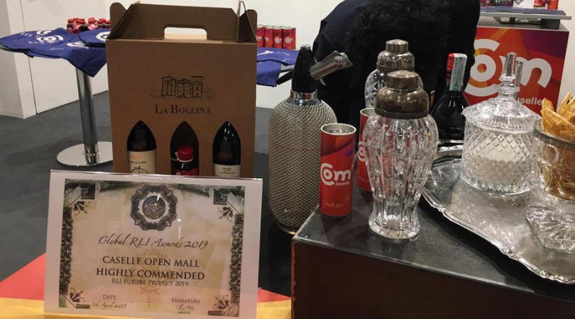 aedes_siiq's tweet photo. Il viaggio sensoriale di #COM a #MAPICItaly chiude il suo cerchio con l’ultimo senso: il gusto 😋
Il #COMcktail racchiude la storicità e la tradizione italiana, il legame con il territorio del #Gavi, la modernità e la freschezza e un pò COMessence 🍸
https://t.co/iiNSArbb93 https://t.co/D2lM5TeysI