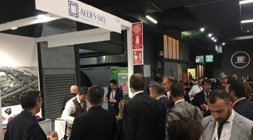 aedes_siiq's tweet photo. Il viaggio sensoriale di #COM a #MAPICItaly chiude il suo cerchio con l’ultimo senso: il gusto 😋
Il #COMcktail racchiude la storicità e la tradizione italiana, il legame con il territorio del #Gavi, la modernità e la freschezza e un pò COMessence 🍸
https://t.co/iiNSArbb93 https://t.co/D2lM5TeysI