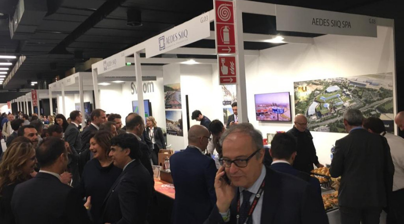 aedes_siiq's tweet photo. Il viaggio sensoriale di #COM a #MAPICItaly chiude il suo cerchio con l’ultimo senso: il gusto 😋
Il #COMcktail racchiude la storicità e la tradizione italiana, il legame con il territorio del #Gavi, la modernità e la freschezza e un pò COMessence 🍸
https://t.co/iiNSArbb93 https://t.co/D2lM5TeysI