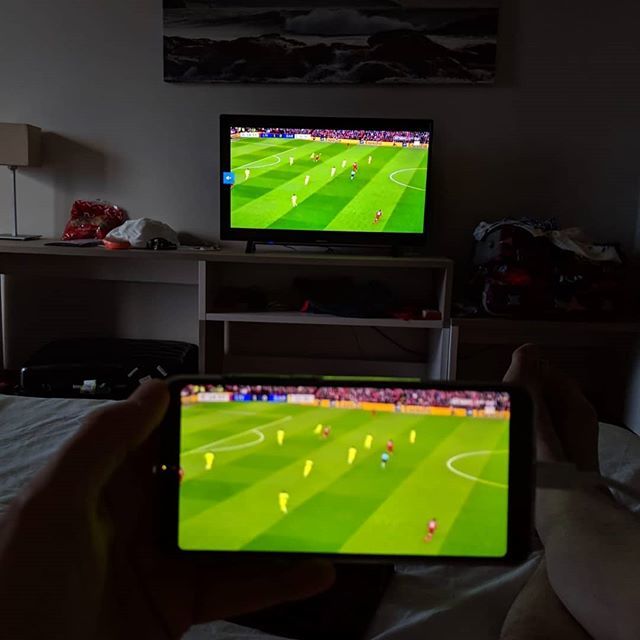 iandforeman's tweet image. Just love how easy @huaweimobileuk make it to able to screen share from your phone to a TV. Wireless projection also turn a TV into a PC. #huaweip20pro #huawei #wirelessprojection #football #tech #mobilephones bit.ly/2WBlky6