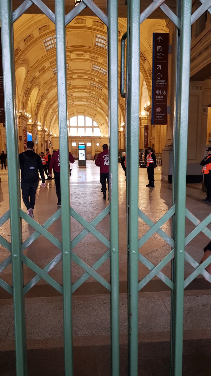 ElCaminanteWeb's tweet photo. #TrenRoca con servicio interrumpido en todos sus ramales eléctricos por amenazas de bomba en Plaza #Constitución, #Temperley, #Bosques, #Mármol, #Calzada, #Claypole y #FlorencioVarela. Fotos: @cassanoagus https://t.co/IVZuWQ55w1