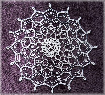 久しぶりにSize20の糸で編んでみました。 何となくオリエンタルなデザインでSFにあるピース パゴダ(Peace Pagoda)を連想。#Crochet #Doily #PeacePagoda #レース編み #ドイリー #ピースパゴダ