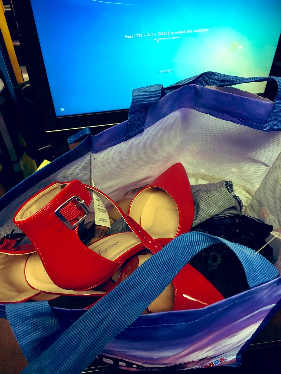 QueenGeminiQG's tweet photo. I know some of y’all can relate: When you have to go to work, but have a CashMeet scheduled later. 😂 👠    #cashmeet #losangeles #domme #heels #heelsfetish #fetish #feet https://t.co/QWfYSlPClH