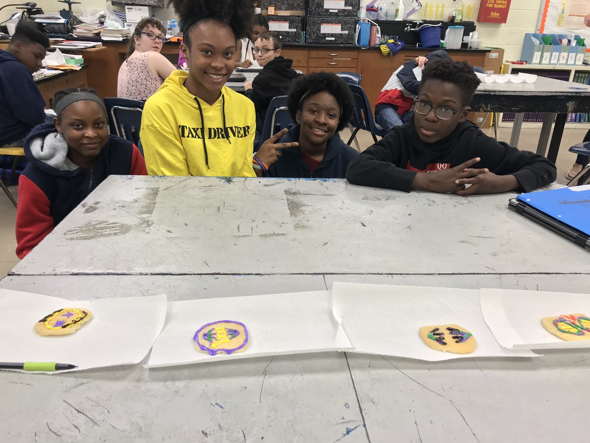 HCS_ScienceDept's tweet image. Lindsay Middle School 8th grader students decorated cookies for their Mitosis Review.  They are working hard to review 6th, 7th, and 8th grade science material for their upcoming SOL test!  @CheveseThomas @HamptonCSchools #ediblescience #HCSScience